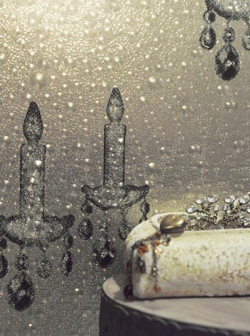 Металлические обои в интерьере. Качества металлизированных обоев: плюсы и минусы