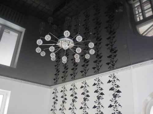 Виды натяжных потолков для спальни. Классические цветовые решения 03