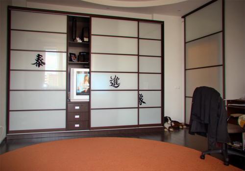 Шкаф в спальню с телевизором. Какие бывают шкафы купе с нишей для телевизора, обзор моделей