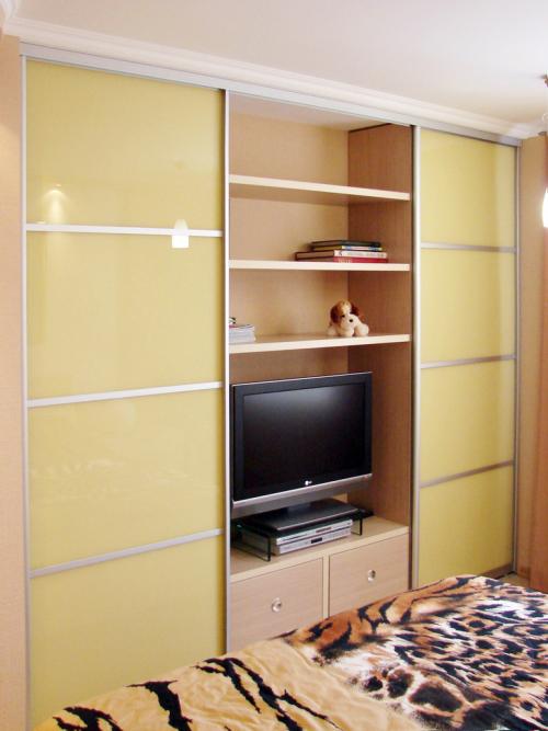 Шкаф в спальню с телевизором. Какие бывают шкафы купе с нишей для телевизора, обзор моделей