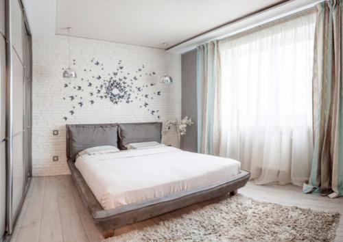 Спальня в современном стиле светлая. Дизайн маленькой светлой спальни 03