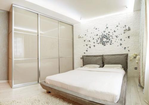 Спальня в современном стиле светлая. Дизайн маленькой светлой спальни 04