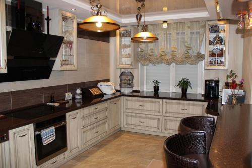 Дизайн занавесок на кухню. Какие шторы можно выбрать для кухни