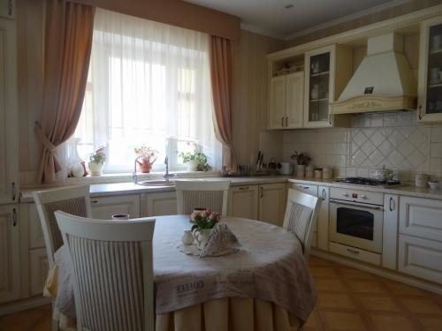 Дизайн занавесок на кухню. Какие шторы можно выбрать для кухни