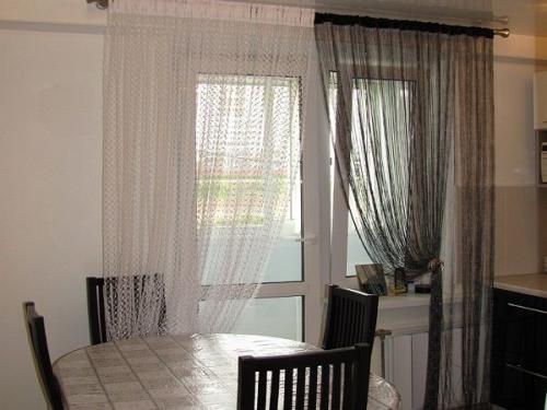 Как красиво повесить кисею на кухне. Варианты использования нитяных занавесок