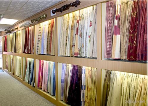 Синие шторы, какие обои. Как правильно выбрать шторы под обоям?