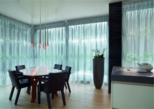 Синие шторы в интерьере гостиной. Синие шторы — стильный и уютный дизайн в синих тонах (85 фото)