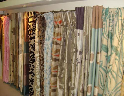 Синие шторы, какие обои. Как правильно выбрать шторы под обоям?