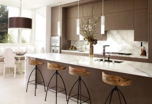 Коричневая плитка на кухне. Бело-коричневая кухня: пол, стены, плитка, фартук, столешница