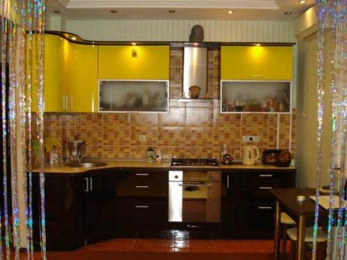 Коричневая плитка на кухне. Бело-коричневая кухня: пол, стены, плитка, фартук, столешница