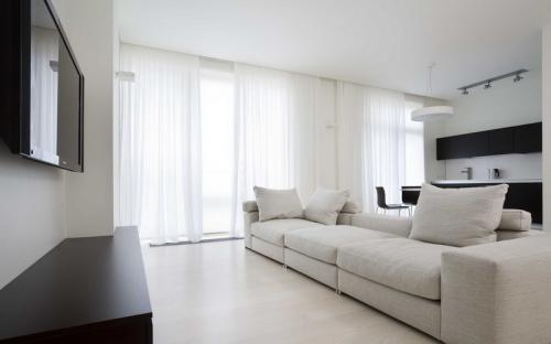 В светлую ГОСТИНУЮ шторы. ШТОРЫ В ГОСТИНУЮ В СОВРЕМЕННОМ СТИЛЕ (100+ вариантов)