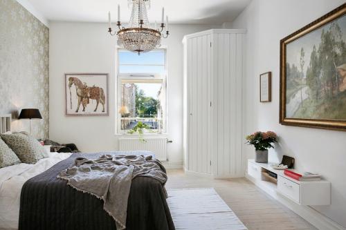 Вместительный шкаф для маленькой комнаты. Маленький шкаф – оптимальное сочетание размеров и форм изюминки интерьера (105 фото)