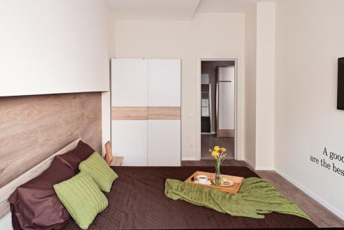 Вместительный шкаф для маленькой комнаты. Маленький шкаф – оптимальное сочетание размеров и форм изюминки интерьера (105 фото)