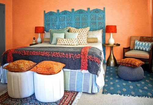 Как украсить кровать. Как украсить стену на месте изголовья