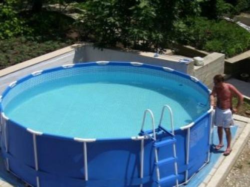 Бассейн во дворе частного дома. Водоем из бетона в вашем дворе 01