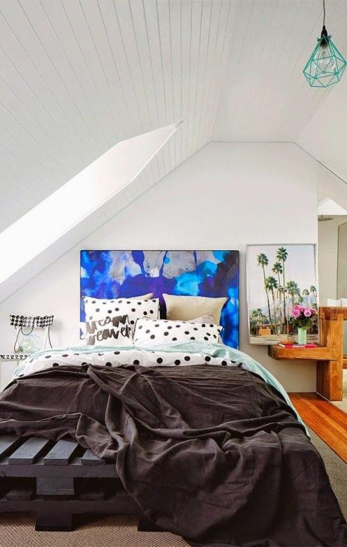 Как украсить кровать. Как украсить стену на месте изголовья