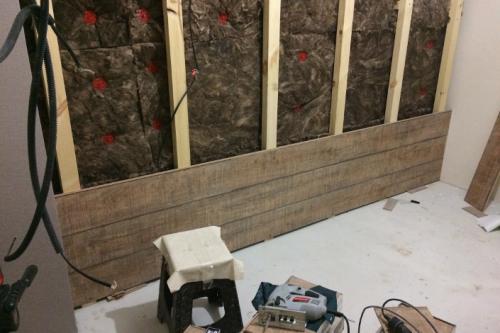 Изголовье кровати из ламината. Отделка стены ламинатом