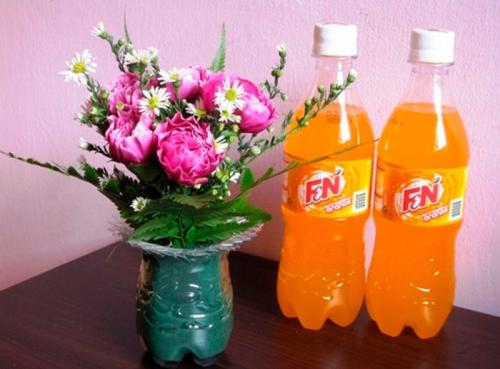 Ваза из бутылки чем украсить. Вазы из пластиковых бутылок