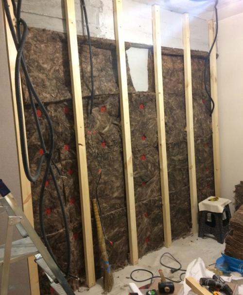 Изголовье кровати из ламината. Отделка стены ламинатом