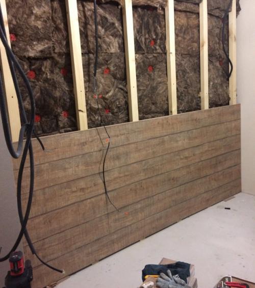 Изголовье кровати из ламината. Отделка стены ламинатом