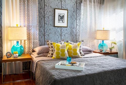 Как украсить кровать. Как украсить стену на месте изголовья