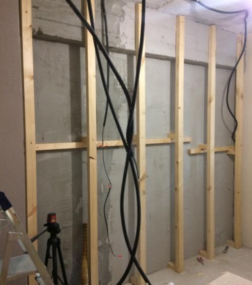 Изголовье кровати из ламината. Отделка стены ламинатом