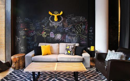 Доска меловая в интерьере. Грифельная или меловая доска в интерьере: стиль и удобство