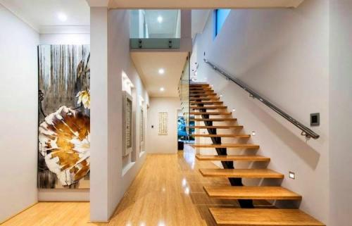 Маленькая прихожая с лестницей в частном доме. Дизайн прихожей с лестницей на второй этаж — 45 оригинальных идей