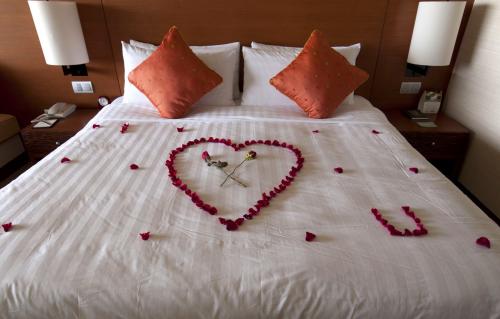 Лепестки роз на кровати. Романтическая атмосфера