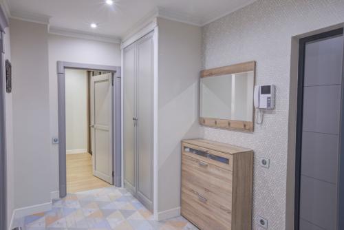 Комбинирование обоев в маленькой прихожей. Стиль