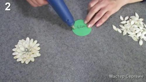 Поделки из тыквы и шишек. Два варианта красивых новогодних игрушек из тыквенных семечек