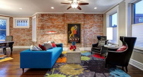 Кирпич в интерьере квартиры белый. Использование плитки и стеклянного кирпича в интерьере