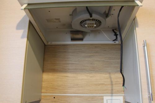 Светодиодная лента в холодильник. Выбросил светодиодную лампу. Заменил на диодную ленту. Чего и вам желаю