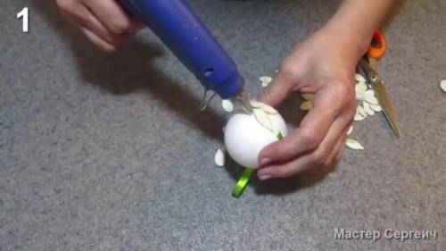 Поделки из тыквы и шишек. Два варианта красивых новогодних игрушек из тыквенных семечек