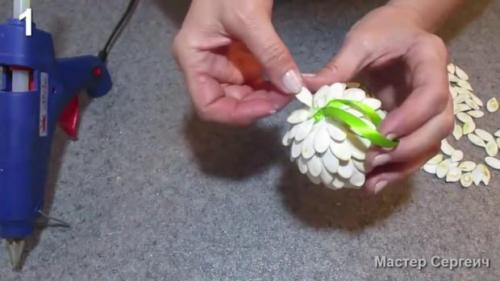 Поделки из тыквы и шишек. Два варианта красивых новогодних игрушек из тыквенных семечек