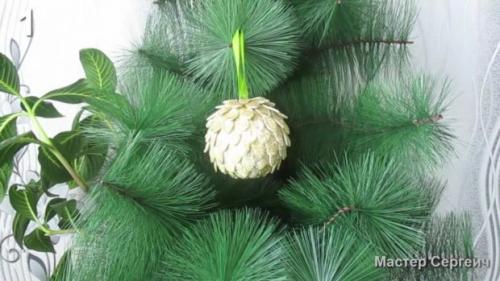 Поделки из тыквы и шишек. Два варианта красивых новогодних игрушек из тыквенных семечек