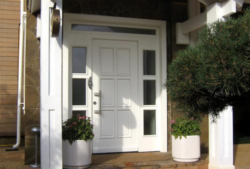 Дверь в ванную с зеркалом.  Двери с зеркалом: многообразие и разновидности