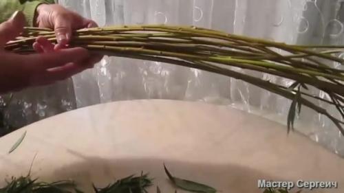 Декор из веток ивы. Украшение комнаты декором из веток и шаров из ниток