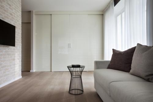 Шкаф купе в интерьере гостиной. Особенности современного шкафа-купе в зале