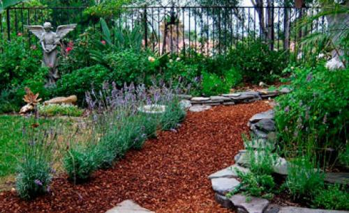 Кора для дизайна сада. Для чего нужна мульча такого типа? Сферы использования