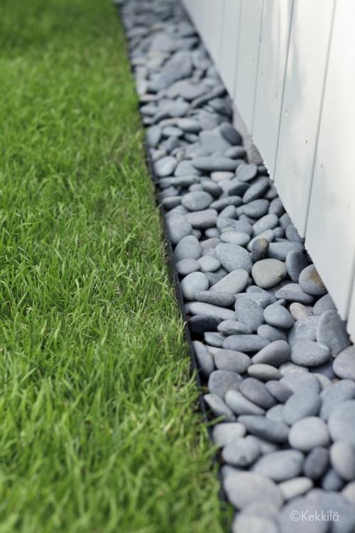 Чем укрыть забор. Что делать с щелью под забором?