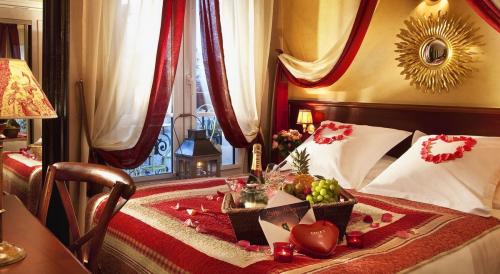 Лепестки роз на кровати. Романтическая атмосфера