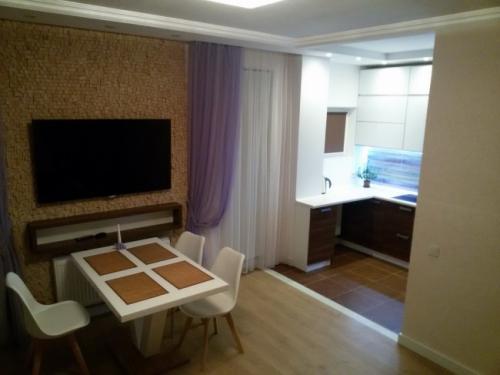 Кухня гостиная 40 метров в частном доме. Дизайн современной кухни-гостиной 40 кв м с фасадами из стекла и пеналами с техникой