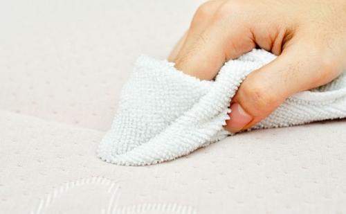 Как почистить матрас пароочистителем. Избавляемся от пятен разного рода в домашних условиях