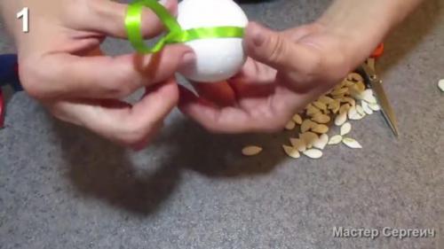 Поделки из тыквы и шишек. Два варианта красивых новогодних игрушек из тыквенных семечек