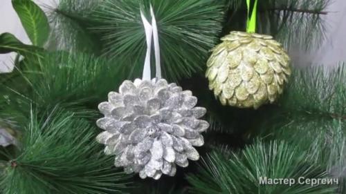 Поделки из тыквы и шишек. Два варианта красивых новогодних игрушек из тыквенных семечек