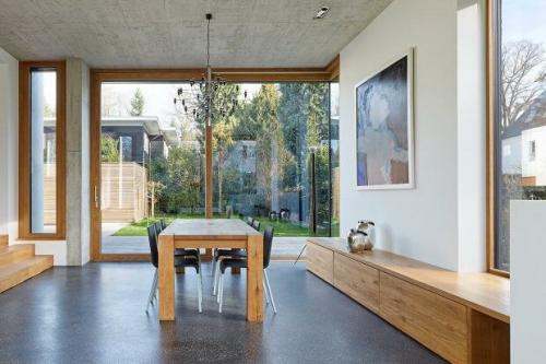 Интерьер с большими окнами. ПАНОРАМНЫЕ ОКНА В ЧАСТНОМ ДОМЕ: СОВЕТЫ ПО ВЫБОРУ РАЗДВИЖНЫХ КОНСТРУКЦИЙ