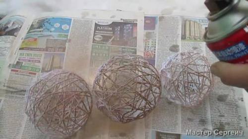 Декор из веток ивы. Украшение комнаты декором из веток и шаров из ниток