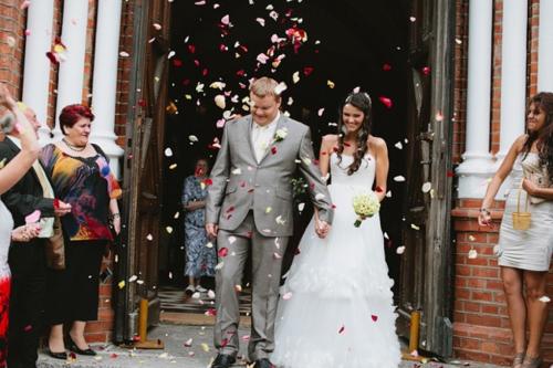 Лепестки роз на свадьбу. Как 12 способами использовать лепестки роз на свадьбе: