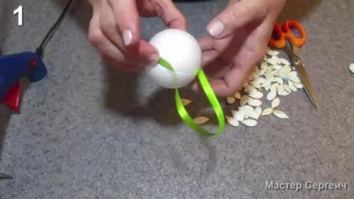 Поделки из тыквы и шишек. Два варианта красивых новогодних игрушек из тыквенных семечек